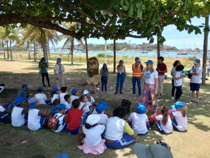 Alunos aprendem sobre a importância de manter praia e restinga limpos