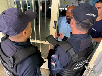 Agentes da Guarda de Vitória realizam levantamento nas escolas sobre botão do pânico escolar
