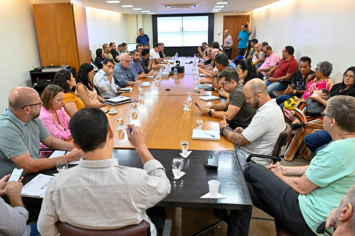 Prefeito e secretários se reúnem com lideranças das regionais 8 e 9