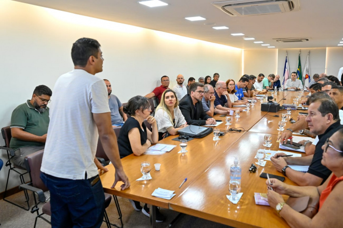 Prefeito e secretários se reúnem com lideranças das regionais 8 e 9