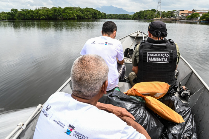 Ação de limpeza no manguezal da região de Maria Ortiz