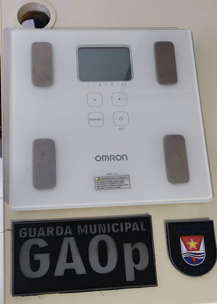 Agentes da Guarda de Vitória prendem muulher após roubar balança de academia