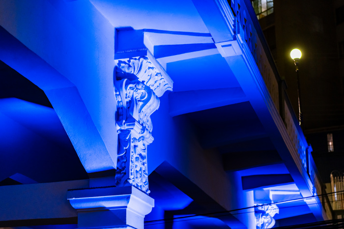 Viaduto Caramuru com iluminação do Novembro Azul.