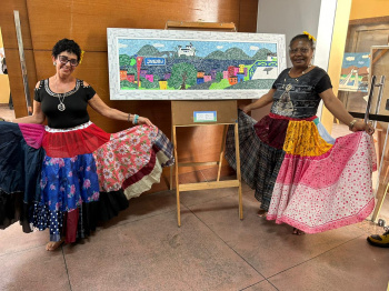 Idosas exibem suas sais feitas com tecido de sombrinha
