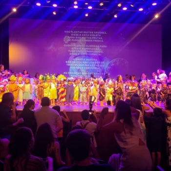 Crianças do Cmei Professora Cida Barreto protagonizam espetáculo em teatro