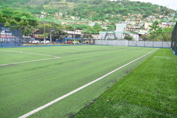Santa Tereza recebe campo de grama sintética