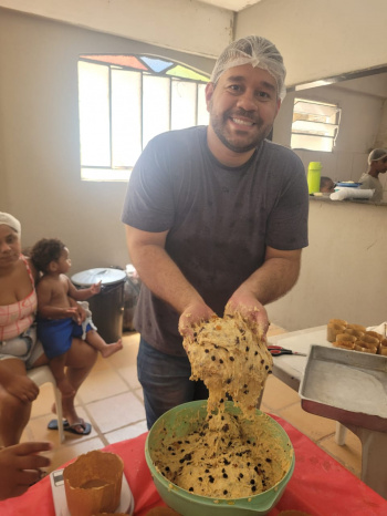 Cras de Consolação promove oficina Doçuras em Família para produção de Panetone