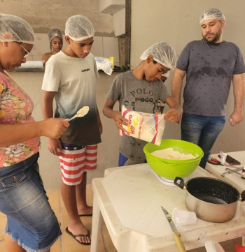 Oficina culinária estreita laços familiares por meio da produção de panetone