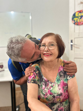 Vera Lúcia recebendo o carinho do educador social