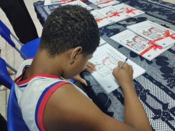 Lançamento da releitura em Libras do livro "A cesta de dona Maricota