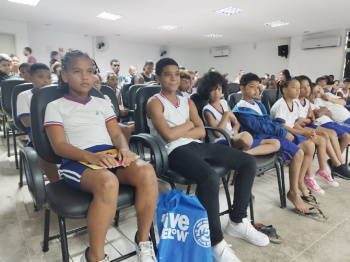 Lançamento da releitura em Libras do livro "A cesta de dona Maricota