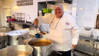 Chef Juarez Campos na cozinha do Cmei Padre Giovanni Bartesaghi