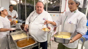 Chef Juarez preparou um jantar especial para as turmas do Cmei Padre Giovanni que estão se formando