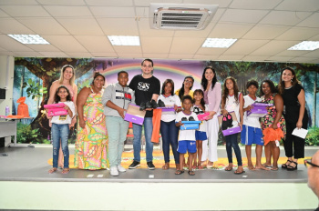 Entrega dos calçados para os estudantes da Emef Paulo Freire