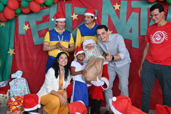 Entrega de brinquedos com Papai Noel dos Correios na EMEF Denizart Santos