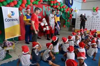 Entrega de brinquedos com Papai Noel dos Correios na EMEF Denizart Santos