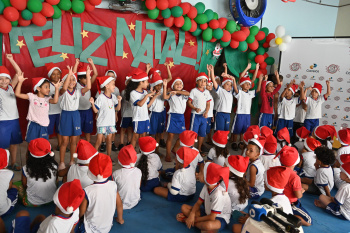 Entrega de brinquedos com Papai Noel dos Correios na EMEF Denizart Santos