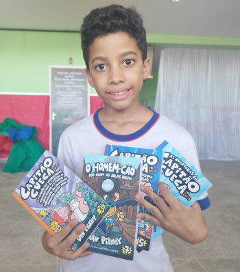 Davi Lucca Santos Amorim ganhou os livros que pediu ao Papai Noel