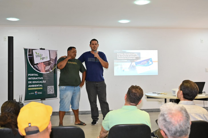 PMV entrega autorizações e carteiras a pescadores artesanais da capital