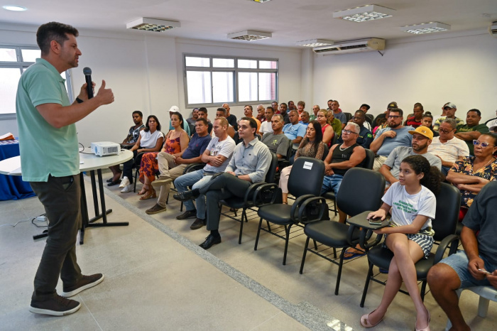 PMV entrega autorizações e carteiras a pescadores artesanais da capital