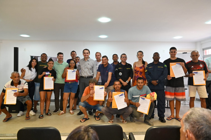 PMV entrega autorizações e carteiras a pescadores artesanais da capital