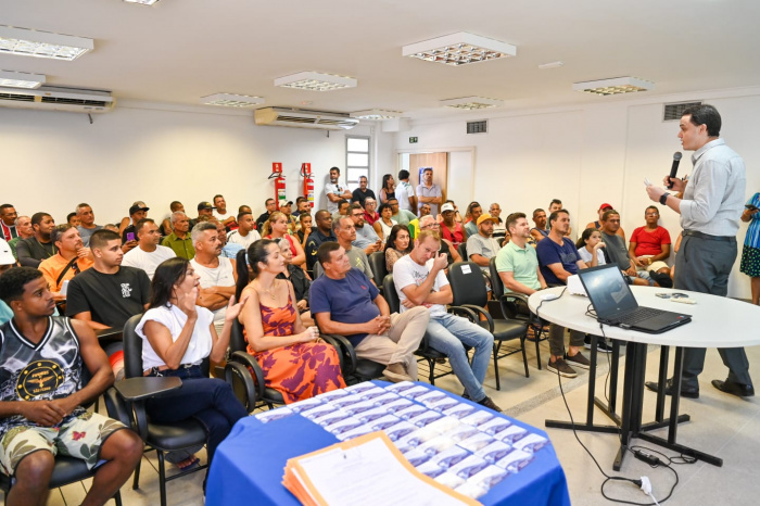PMV entrega autorizações e carteiras a pescadores artesanais da capital