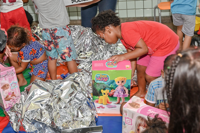 Entrega de Presentes de Natal no CMEITI Dom João Batista da Motta e Albuquerque