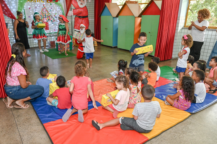 Entrega de Presentes de Natal no CMEITI Dom João Batista da Motta e Albuquerque