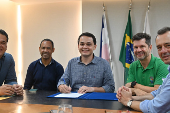 Assinatura do contrato para reflorestamento com mais de 200 mil mudas de árvores de espécies nativas