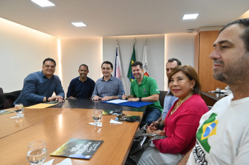 Assinatura do contrato para reflorestamento com mais de 200 mil mudas de árvores de espécies nativas