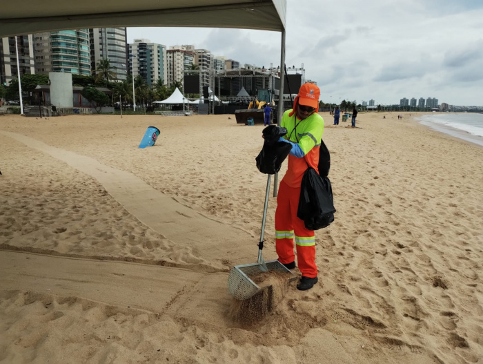 Arena verão recebe tecnologia manual para limpeza da praia