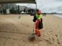 Arena verão recebe tecnologia manual para limpeza da praia