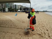 Arena verão recebe tecnologia manual para limpeza da praia