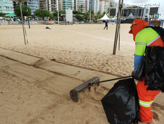Arena verão recebe tecnologia manual para limpeza da praia