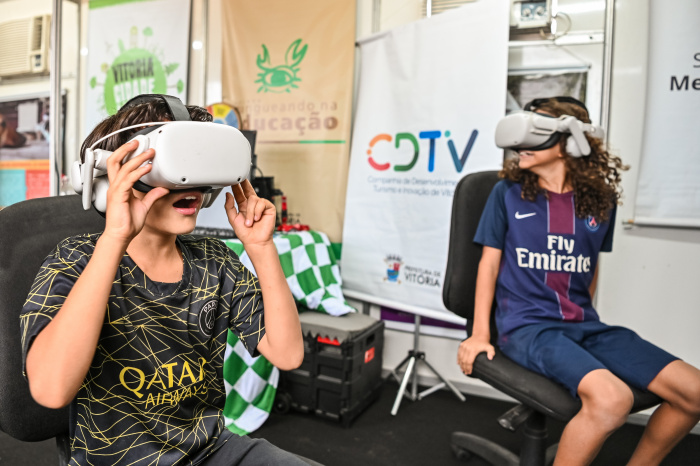 Crianças empolgadas com realidade Virtual de Vitória - Atividades Arena de Verão 2024