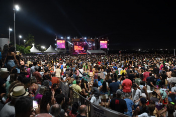 Arena de Verão lota com shows desta sexta-feira (12)