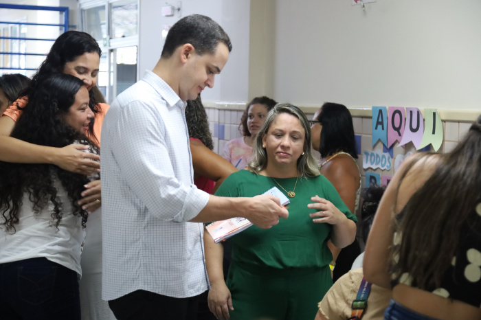 Prefeito recebe os professores para o ano letivo no CEMEI Anísio Spínola Teixeira em Resistência