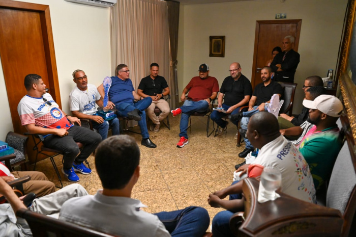Representantes das escolas campeãs do Carnaval 2024 se reúnem com prefeito e secretários