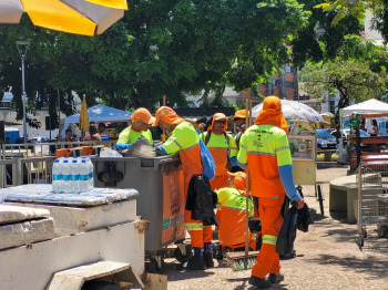 Equipes da Central de Serviços atuando no esvaziamento das lixeiras do Centro