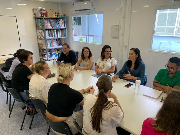 Seme apresenta educação de Vitória para intercambistas norueguesas