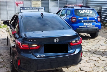 Bandido deixa família e carro roubado para trás durante fuga