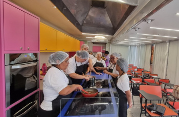 aula de culinária do QualificaVIX na carreta Cozinha Capixaba