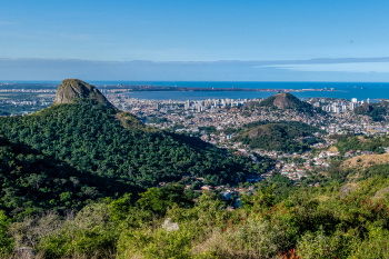 Pedra dos Dois Olhos visto à partir do Mirante da Cidade no Parque Fonte Grande
