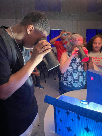 EJA students participate in an investigative workshop at Praça da Ciência – Vitória City Hall