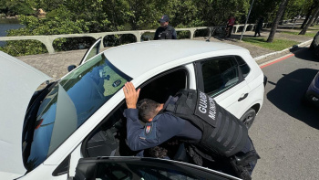Agente da Guarda de Vitória realiza vistoria em carro roubado