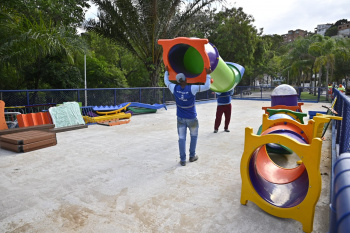 Os espaços onde antes existiam parquinhos de areia e brinquedos antigos já foram todos concretados.