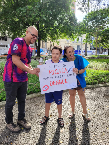 Estudantes saem às ruas do Centro de Vitória no combate à dengue