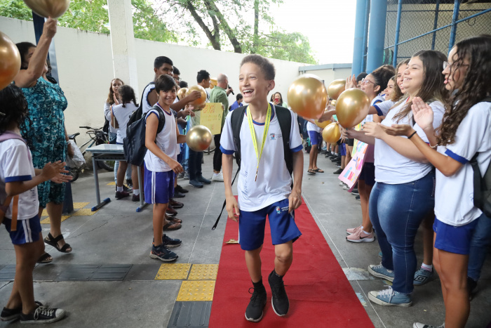 Homenagem ao aluno Lucca Volnei Padilha da EMEF álvaro de Castro Mattos medalha de Ouro nas Olimpíadas de Matemática na Tailândia