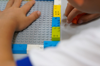 Inovação na educação: Lego Braille Bricks chega às escolas de Vitória