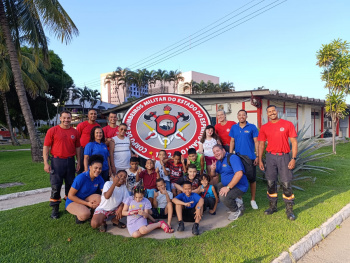 Crianças e adolescentes visitam Corpo de Bombeiros de Vitória
